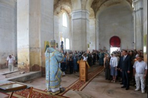 Божественная литургия в храме в честь Покрова Пресвятой Богородицы села Сокур Татищевского района