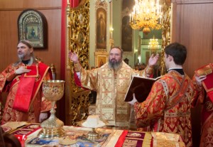 Архиепископ Элистинский и Калмыцкий Юстиниан совершил Божественную литургию и панихиду в Духосошественском храме г. Саратова