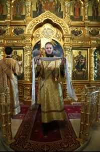 Митрополит Лонгин и Епископ Пахомий совершили Божественную литургию в Троицком соборе и молебен перед главной святыней Саратовской земли — образом Спаса Нерукотворного