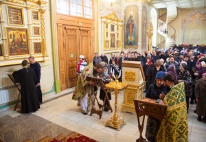 Божественная литургия в храме в честь Покрова Пресвятой Богородицы г.Саратова