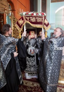 Вечерня с выносом Плащаницы Спасителя в храме в честь Сошествия Святого Духа города Саратова