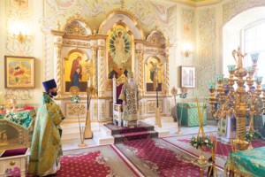 Божественная литургия в храме в честь Покрова Пресвятой Богородицы г. Саратова