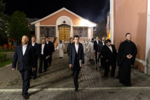 Митрополит Лонгин совершил пасхальное богослужение