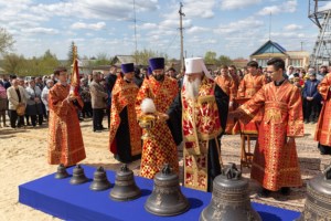 Митрополит Лонгин освятил колокола Свято-Никольского храма села Октябрьский Городок