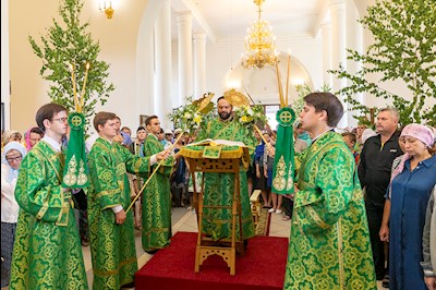 Божественная литургия в соединении с вечерней в Свято-Троицком кафедральном соборе г. Вольска