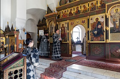 Литургия Преждеосвященных Даров на Архиерейском подворье — в храме в честь иконы Божией Матери «Утоли моя печали» г. Саратова