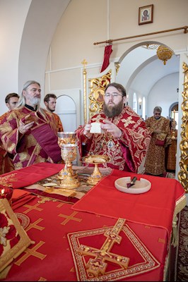 Митрополит Игнатий совершил Божественную литургию в храме Святых Царственных страстотерпцев поселка Дубки