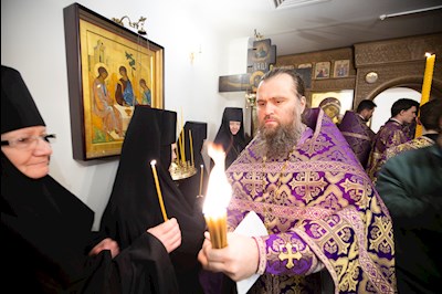 Митрополит Игнатий совершил Великое освящение Крестовоздвиженского подворья Свято-Алексиевского женского монастыря г. Саратова и Божественную литургию в новоосвященном храме