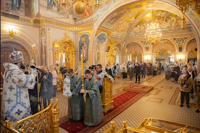 Митрополит Игнатий совершил Божественную литургию в Свято-Троицком кафедральном соборе Саратова