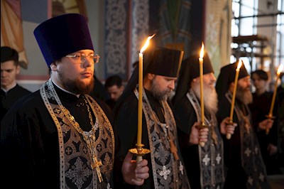 Митрополит Игнатий совершил великое повечерие с чтением Великого покаянного канона преподобного Андрея Критского в Свято-Никольском мужском монастыре г. Саратова