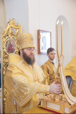 Митрополит Игнатий совершил Божественную литургию в Трехсвятительском храме г. Саратова