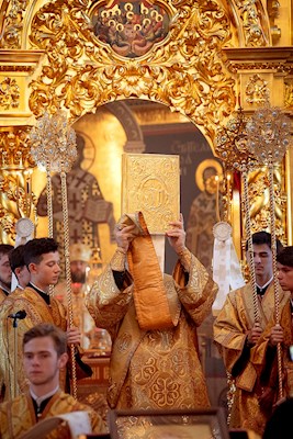 Митрополит Игнатий совершил Божественную литургию в Свято-Троицком кафедральном соборе Саратова