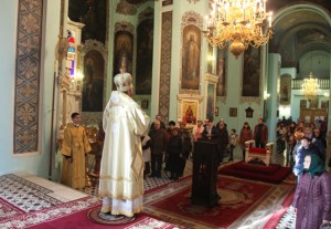 Архиепископ Элистинский и Калмыцкий Юстиниан совершил Божественную литургию в Духосошественском кафедральном соборе города Саратова