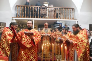 Божественная литургия и панихида в Свято-Никольском храме на Елшанском кладбище Саратова