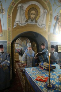 Вечернее богослужение с чтением акафиста Пресвятой Богородице в Свято-Троицком соборе Саратова