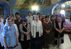 Божественная литургия в Свято-Троицком соборе Саратова