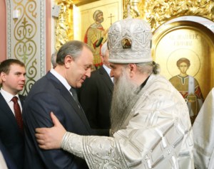 Митрополит Лонгин совершил Рождественское ночное богослужение