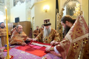 В Великий Четверг Митрополит Лонгин совершил Литургию Василия Великого и Чин умовения ног