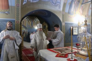Митрополит Лонгин совершил Царские часы, Изобразительны, Великую вечерню и Крещальную литургию в Свято-Троицком кафедральном соборе Саратова