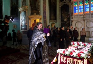Митрополит Лонгин совершил вечерню с выносом Плащаницы