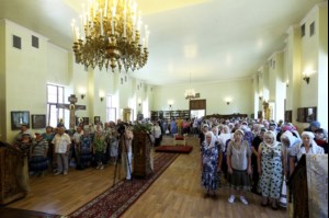 Божественная литургия и панихида на Архиерейском подворье – храме во имя преподобного Серафима Саровского г.Саратова