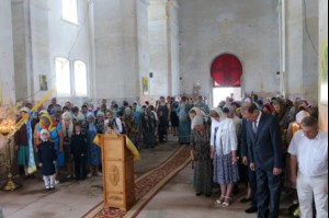 Божественная литургия в храме в честь Покрова Пресвятой Богородицы села Сокур Татищевского района