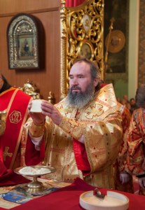 Архиепископ Элистинский и Калмыцкий Юстиниан совершил Божественную литургию и панихиду в Духосошественском храме г. Саратова