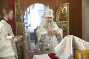 Божественная литургия на Архиерейском подворье — храме в честь иконы Божией Матери «Утоли моя печали» г. Саратова