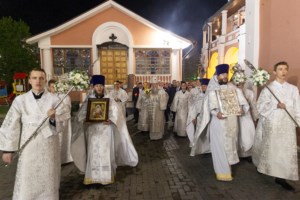 Митрополит Лонгин совершил пасхальное богослужение