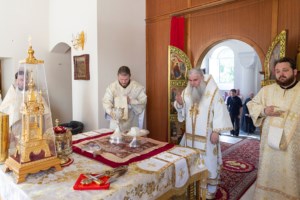 Божественная литургия на Архиерейском подворье — в храме в честь иконы Божией Матери «Утоли моя печали» г. Саратова