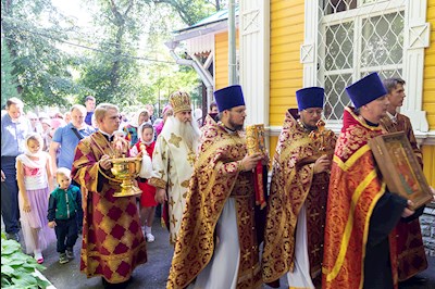 Божественная литургия в храме во имя великомученика и целителя Пантелеимона г. Саратова