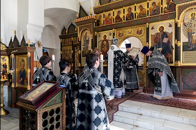 Литургия Преждеосвященных Даров на Архиерейском подворье — в храме в честь иконы Божией Матери «Утоли моя печали» г. Саратова