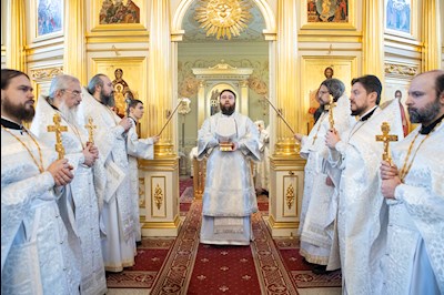 Митрополит Игнатий совершил Божественную литургию на Архиерейском подворье — в храме во имя святого апостола и евангелиста Иоанна Богослова при СПДС