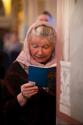 Митрополит Игнатий совершил вечернее богослужение с чтением акафиста Пресвятой Богородице в Свято-Троицком кафедральном соборе г. Саратова