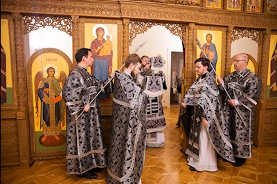 Митрополит Игнатий совершил ночную Литургию Преждеосвященных Даров в крестовом храме священномученика Гермогена, епископа Тобольского (Саратовского и Царицынского)
