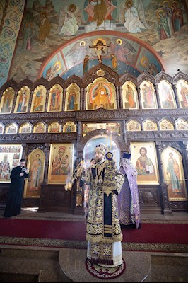 Митрополит Игнатий совершил Божественную литургию в Крестовоздвиженском храме г. Хвалынска