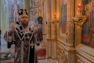 Митрополит Игнатий совершил Литургию Преждеосвященных Даров в Покровском соборе г. Саратова
