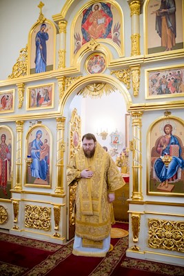 Митрополит Игнатий совершил Божественную литургию в Трехсвятительском храме г. Саратова