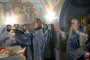 Божественная литургия в Свято-Троицком соборе Саратова