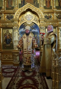 Божественная литургия в Свято-Троицком соборе Саратова
