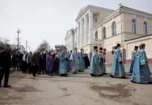 Вечерня в соединении с Божественной литургией свт. Иоанна Златоуста в храме в честь Благовещения Пресвятой Богородицы г.Вольска