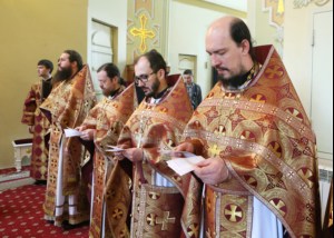 В Великий Четверг Митрополит Лонгин совершил Литургию Василия Великого и Чин умовения ног