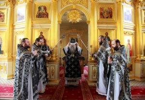 Литургия Преждеосвященных Даров на Архиерейском подворье — храме во имя святого апостола и евангелиста Иоанна Богослова при Саратовской православной духовной семинарии