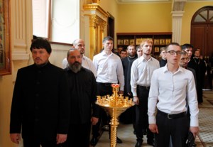 Божественная литургия на Архиерейском подворье — храме во имя святого апостола и евангелиста Иоанна Богослова при Саратовской православной духовной семинарии