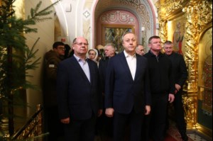 Митрополит Лонгин совершил Рождественское ночное богослужение