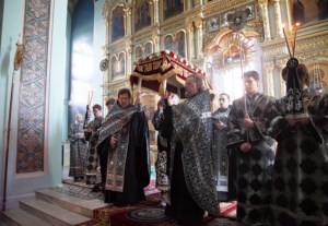 Вечерня с выносом Плащаницы Спасителя в храме в честь Сошествия Святого Духа города Саратова