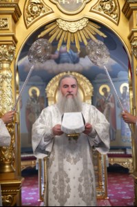Крещальная литургия в Свято-Троицком соборе Саратова