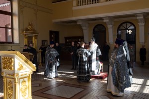 Литургия Преждеосвященных Даров на Архиерейском подворье — в храме святого апостола и евангелиста Иоанна Богослова