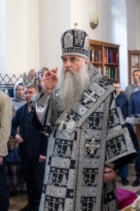 Литургия Преждеосвященных Даров, малое повечерие и утреня Великого Четвертка на Архиерейском подворье — в храме во имя святых равноапостольных Мефодия и Кирилла при СГУ