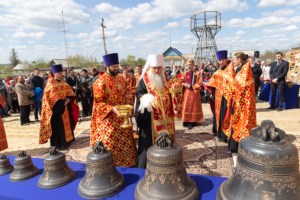 Митрополит Лонгин освятил колокола Свято-Никольского храма села Октябрьский Городок